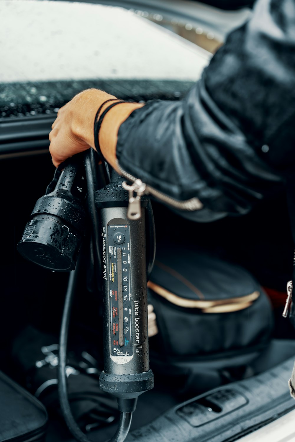 Revisión con linterna de inspección en un auto de su comuna